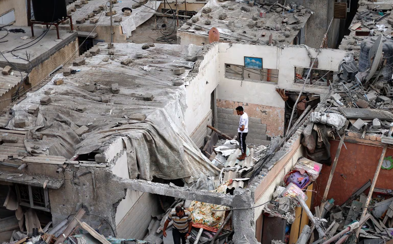 Người dân Palestine kiểm tra thiệt hại tại một khu dân cư bị tàn phá ở Khan Younis, phía nam Dải Gaza, ngày 29/10.