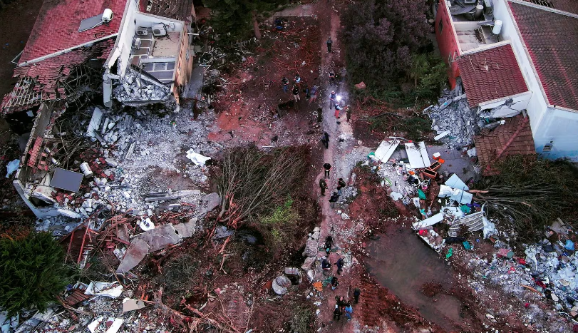 Về phía Israel, cuộc tấn công do Hamas tiến hành vào miền nam nước này sáng 7/10/2023 khiến khoảng 1.200 người thiệt mạng, 240 con tin bị bắt giữ. Sau 99 ngày xung đột, phần lớn số con tin vẫn chưa được phóng thích, trong khi có thêm gần 200 lính Israel được xác nhận tử trận tại Gaza.