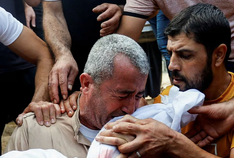 Người đàn ông bật khóc khi ôm thi thể một em nhỏ Palestine thiệt mạng trong cuộc tấn công của Israel ở Khan Younis, phía nam Dải Gaza, ngày 11/10.