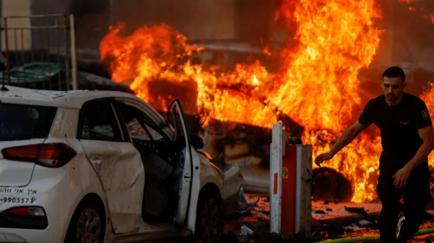 Ngọn lửa bốc lên sau khi tên lửa phóng từ Dải Gaza nhằm vào Ashkelon, Israel, ngày 7/10.