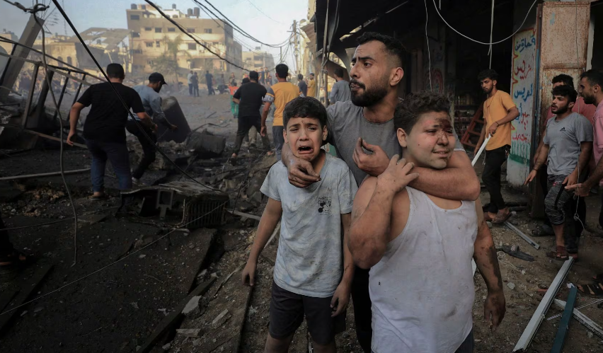 Những đứa trẻ bật khóc tại một khu dân cư ở thành phố Gaza, sau khi nơi này bị tấn công ngày 25/10.