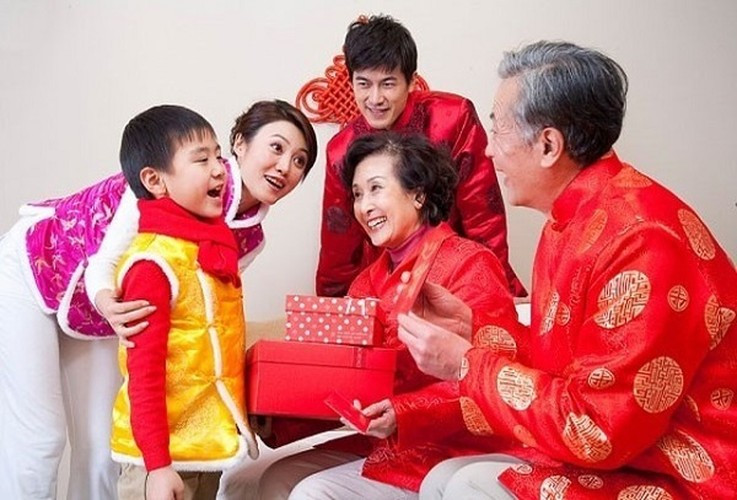 Trong dịp Tết ở Trung Quốc, trẻ em và người già thường được mừng tuổi, gọi là lì xì. Tiền đựng trong phong bao màu đỏ với mong muốn chúc một năm có sức khỏe dồi dào, gặp nhiều may mắn.