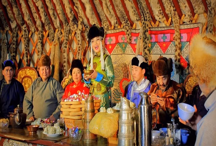 Trong ba ngày Tết, người Mông Cổ chỉ mặc trang phục dân tộc. Mọi người thường tụ họp tại nhà của người già nhất trong vùng. Sau đó, họ cùng nhau trò truyện, vui đùa, trao đổi các món ăn và thưởng thức chúng. Ảnh: BJ.