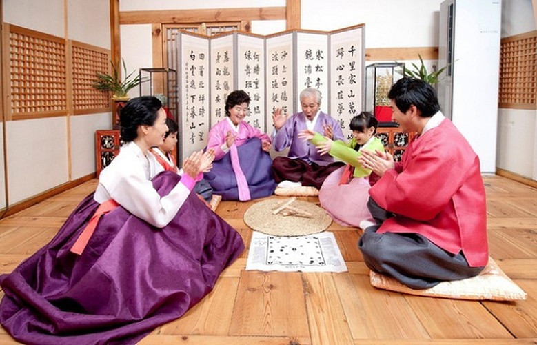 Tại Hàn Quốc, vào những ngày Tết, mọi người thường mặc trang phục truyền thống Hanbok đề hành lễ thờ cúng tổ tiên, và tổ chức nhiều hoạt động vui chơi chào đón năm mới.