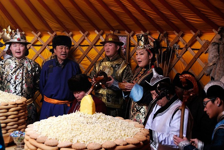 Vào ngày cuối cùng của năm cũ, các gia đình ở Bhutan đều tất bật dọn dẹp nhà cửa và dâng lên bàn thờ tổ tiên nhiều thực phẩm và hoa quả để tạ ơn thần linh và tổ tiên. Ảnh: Getty.