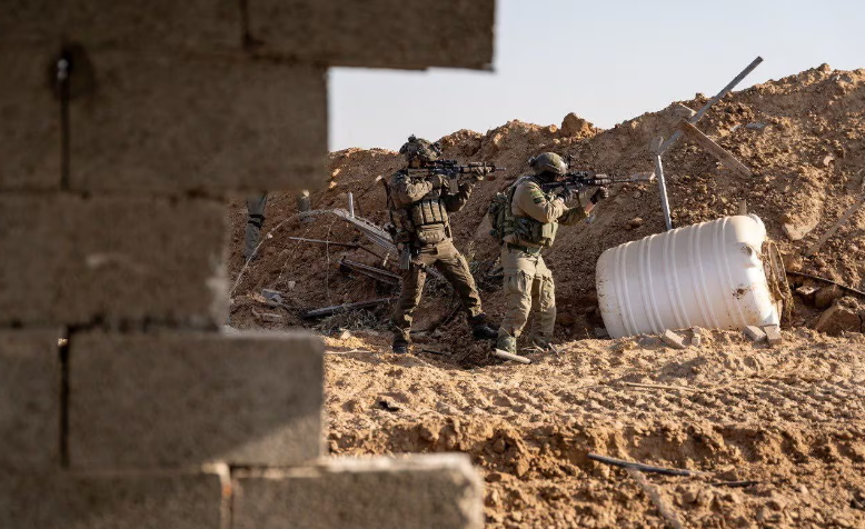 Theo Reuters, xe tăng của lực lượng Israel đã trở lại các khu vực phía bắc Dải Gaza, dẫn đến một số cuộc giao tranh ác liệt nhất kể từ đầu năm mới khi Israel tuyên bố thu hẹp quy mô hoạt động ở đó. (Nguồn ảnh: Reuters)