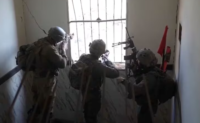 Lữ đoàn bộ binh Kfir chiến đấu tại Khan Younis, Gaza, hôm 29/12/2023.