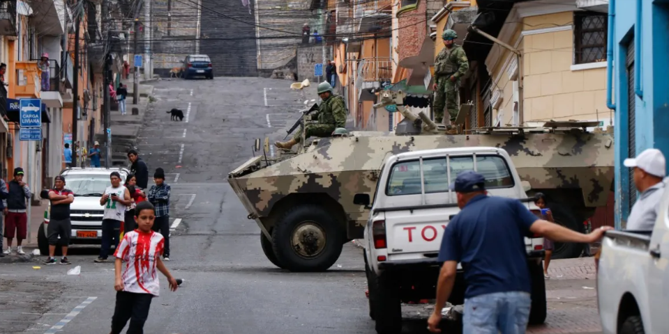 Quốc gia Nam Mỹ này đã rơi vào khủng hoảng sau nhiều năm bị các băng đảng xuyên quốc gia ngày càng tăng cường kiểm soát, sử dụng các cảng của nước này để vận chuyển cocaine đến Mỹ và châu Âu.