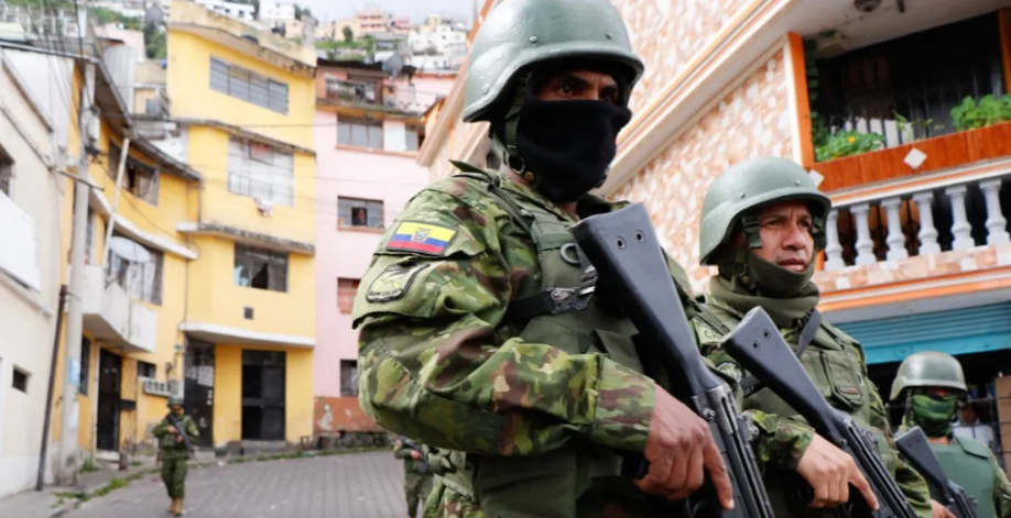 Những ngày này, hàng trăm binh sĩ tuần tra trên các con phố gần như vắng tanh ở thủ đô Quito của Ecuador, nơi người dân đang chìm trong nỗi sợ hãi trước tình trạng bạo lực gia tăng khiến cộng đồng quốc tế quan ngại.