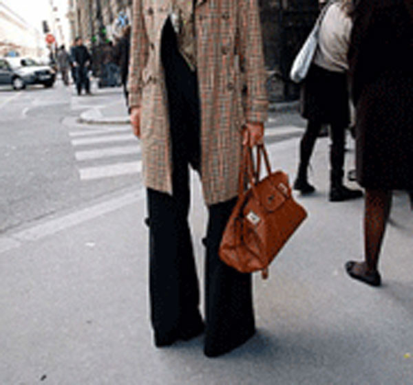 5. Ở Pháp, phụ nữ mặc quần dài từng bị coi là hành vi bất hợp pháp. Luật này được cho là đã có từ năm 1800. Nó đã được sửa đổi nhiều lần: Một lần vào năm 1892 để cho phép phụ nữ mặc quần dài khi cưỡi ngựa và một lần nữa vào năm 1909 cho phép phụ nữ mặc quần dài khi đi xe đạp.