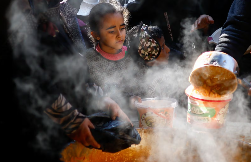 Khói bốc lên nghi ngút từ đồ ăn.