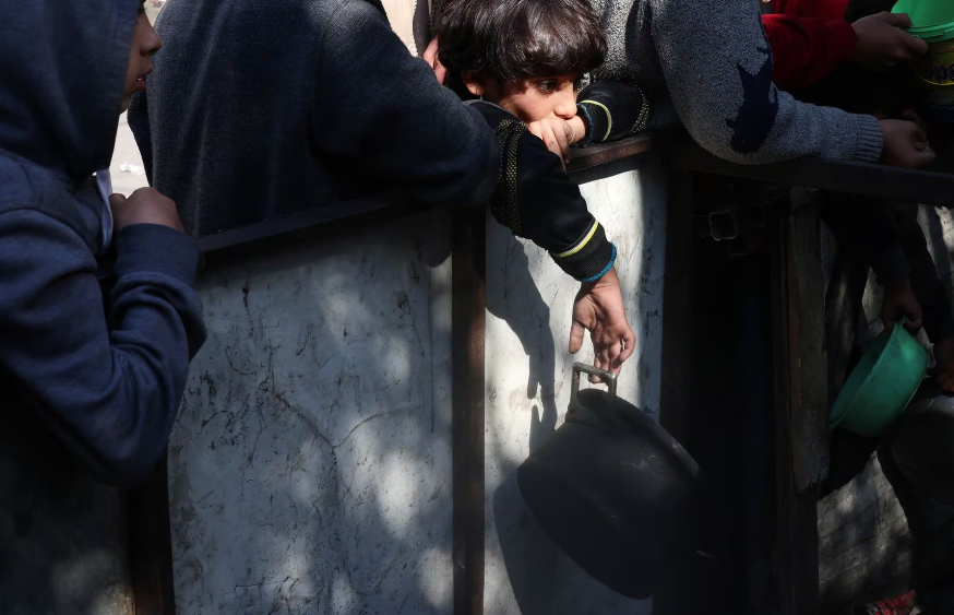 Có người mang cả xoong, chậu,...