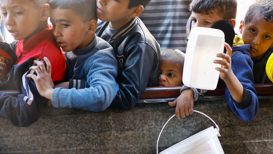 Cảnh các em nhỏ xếp hàng nhận đồ ăn từ thiện khiến nhiều người xót xa.