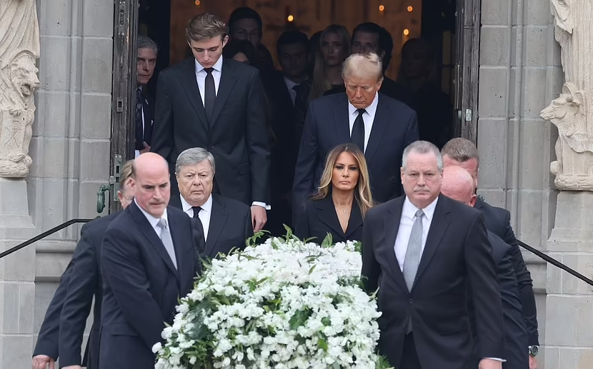 "Họ là những người vĩ đại, là bậc cha mẹ tuyệt vời đối với chúng tôi. Họ cũng là những người ông người bà tuyệt vời đối với Barron. Mẹ vợ tôi luôn chăm sóc chu đáo Barron. Đó là lý do cháu cao như thế, bởi chỉ ăn đồ bà ngoại nấu", ông Trump phát biểu trước đám đông. Ảnh: Daily Mail.