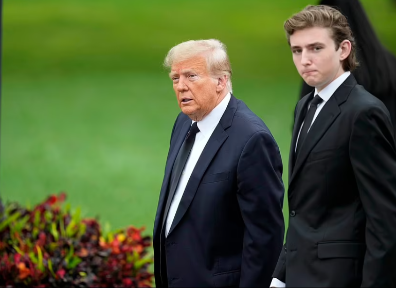 Mỗi khi xuất hiện, Barron, hiện 17 tuổi, đều chiếm trọn ống kính bởi chiều cao hơn 2m và vẻ ngoài điển trai. Ảnh: AP.