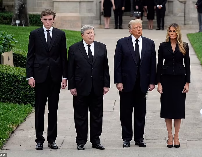 Trước đó, trong sự kiện vận động tranh cử tại Des Moines, bang Iowa, ngày 15/1, ông Trump bày tỏ niềm tiếc thương đối với mẹ vợ, đồng thời tiết lộ sở thích của con trai út Barron. Ảnh: AP.