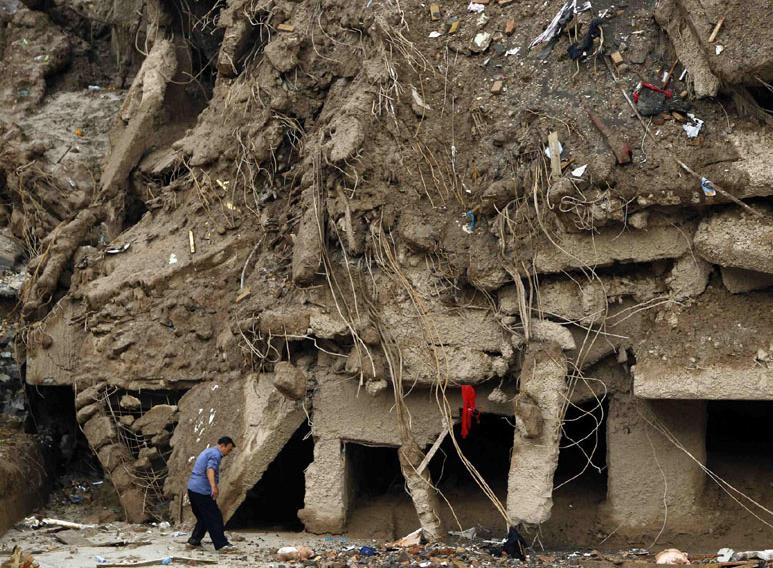 Hàng nghìn binh sĩ, lính cứu hỏa và nhân viên y tế đã được huy động để tìm kiếm và cứu trợ các nạn nhân của vụ lở đất. Ảnh: CD.