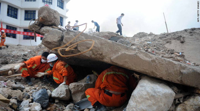 Nhiều tòa nhà chung cư, nhà cửa bị chôn vùi trong thảm họa, đường sá dưới lớp bùn dày tới hàng mét. Ảnh: CNN.