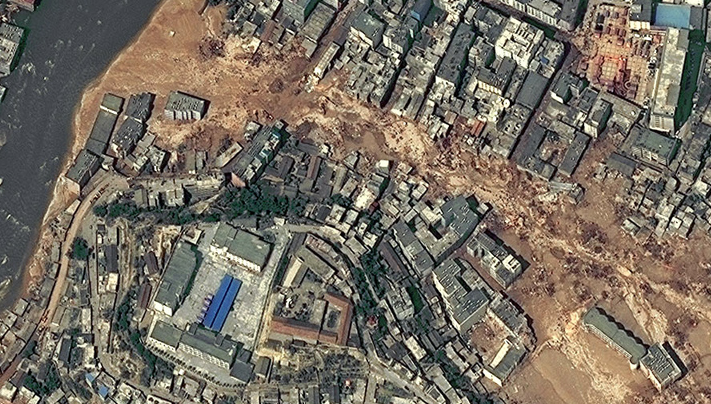 Tân Hoa Xã đưa tin, vụ lở đất kinh hoàng sau mưa lớn xảy ra tại Châu Khúc, tỉnh Cam Túc, vào ngày 8/8/2010. Khi đó, lở đất khiến toàn bộ một ngôi làng bị vùi trong đống bùn đất. Ảnh: earthobservatory.