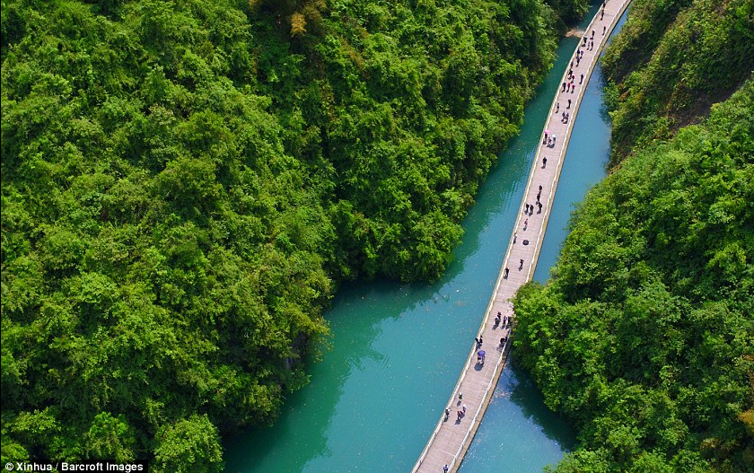 Ô tô cũng có thể di chuyển trên con đường gỗ độc đáo này, song giới hạn vận tốc ở mức nhất định để tránh tạo nên những cơn sóng lớn.