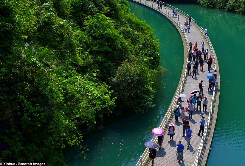 Cây cầu bắc qua sông Qingjiang, được mệnh danh là "cây cầu dài trong mơ".
