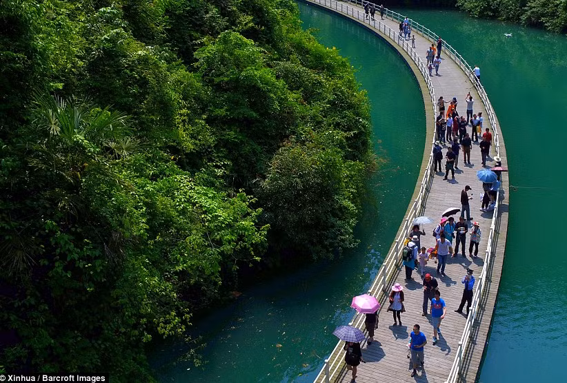 Cây cầu bắc qua sông Qingjiang, được mệnh danh là "cây cầu dài trong mơ".