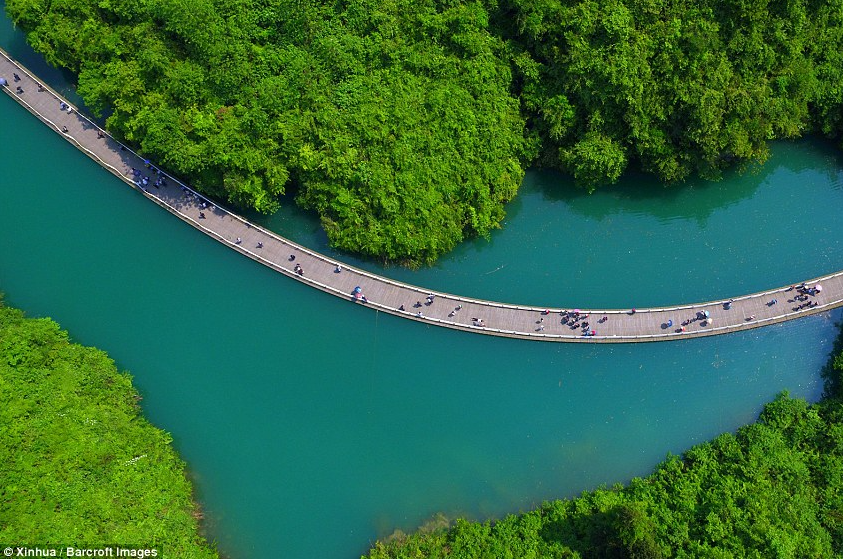 Cây cầu gỗ nổi đặc biệt này ẩn mình trong khu danh lam thắng cảnh Shiziguan và được bao quanh bởi những khu rừng xanh tươi. (Nguồn ảnh: Xinhua/Daily Mail)