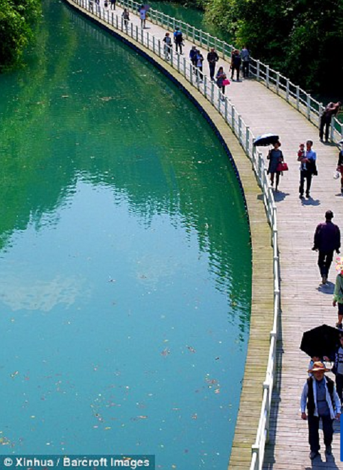 Cầu gỗ nổi trên sông Shiziguan là một trong những cây cầu ngoạn mục nhất trên thế giới.