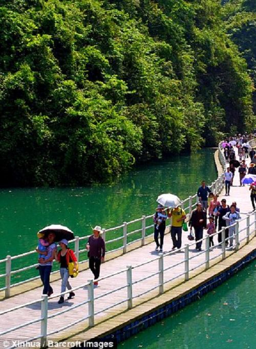 Cây cầu thu hút đông đảo du khách tham quan.