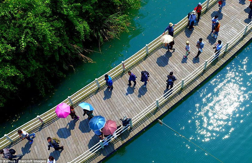Cầu gỗ nổi có khả năng chịu được sức nặng 10.000 người dù không có trụ chống đỡ.