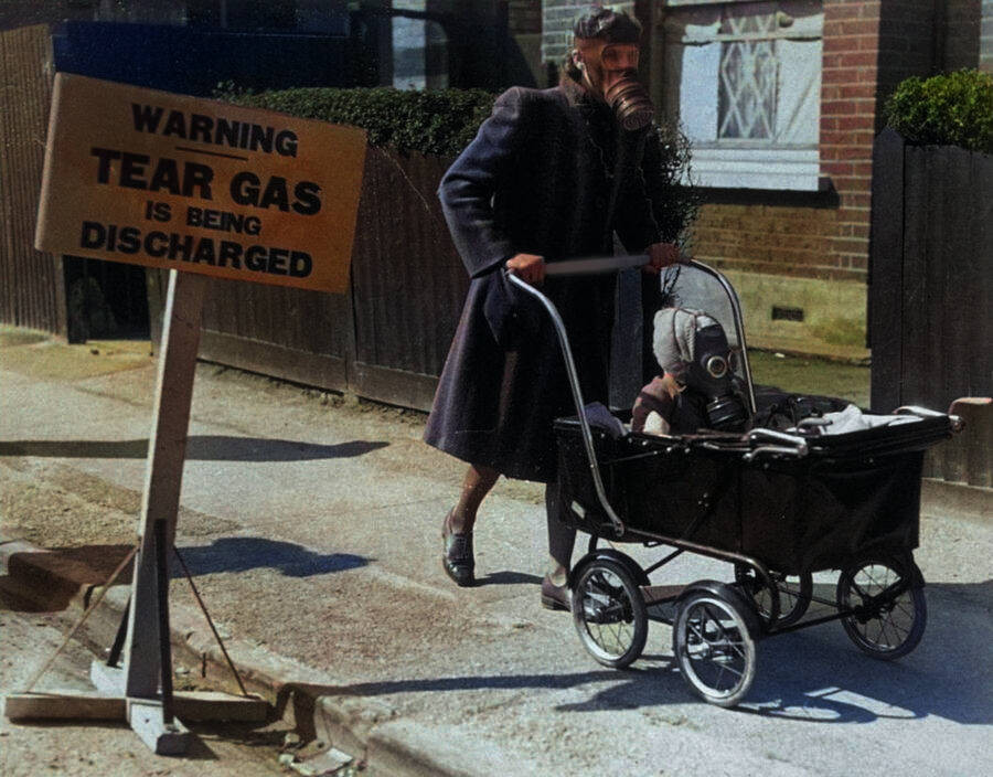 Một bà mẹ và con đeo mặt nạ phòng độc khi đi trên đường phố ở London, Anh.