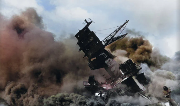 Tàu USS Arizona bốc cháy trong cuộc tấn công của Nhật Bản vào Trân Châu Cảng ngày 7/12/1941.