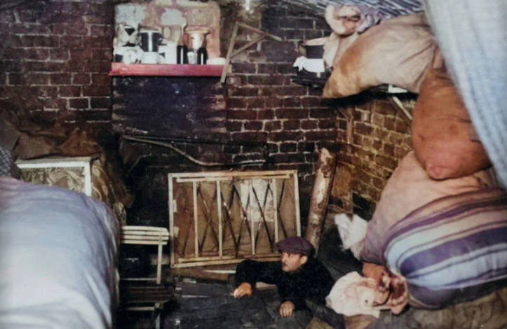 Một nơi ẩn náu ở khu ổ chuột Warsaw năm 1943.