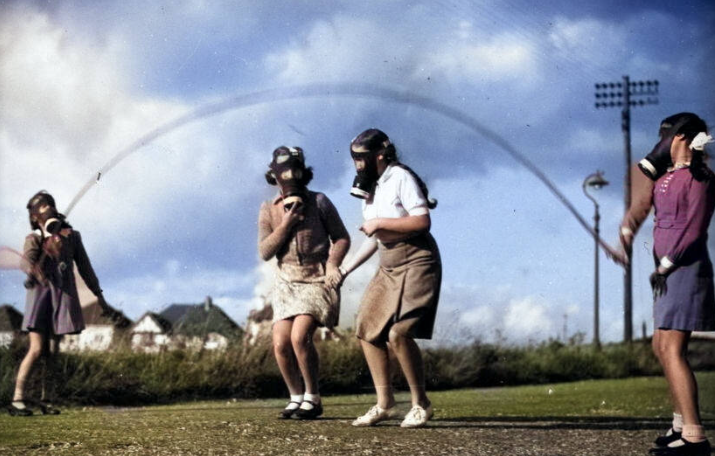 Các cô gái trẻ đeo mặt nạ phòng độc khi nhảy dây gần bờ biển phía nam nước Anh. Bức ảnh chụp vào khoảng năm 1940 khi Thế chiến II diễn ra.