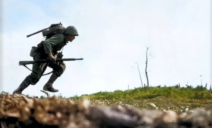 Lính Mỹ Paul Edward Ison trong trận Okinawa ngày 10 tháng 5 năm 1945.