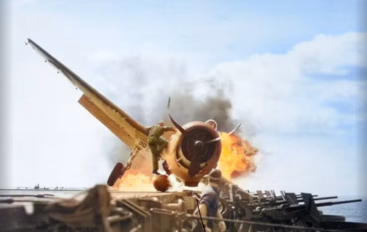 Một chiếc máy bay F6F của Mỹ gặp nạn khi hạ cánh trên sàn đáp của tàu USS Enterprise sau nỗ lực tấn công đảo Makin ở Thái Bình Dương thất bại vào năm 1943.