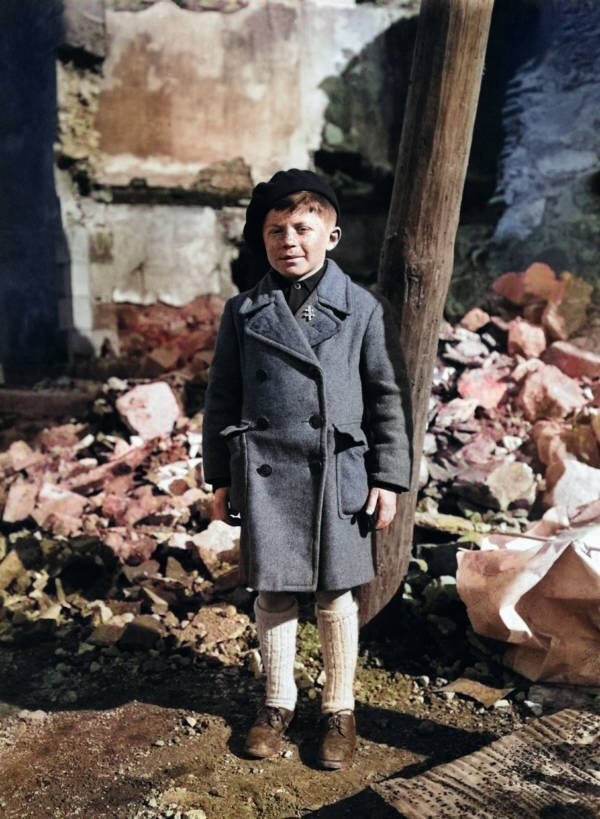 Roger Godfrin, người sống sót sau vụ thảm sát năm 1944, trong đó quân đội Đức Quốc xã đã sát hại 642 người ở Oradour-sur-Glane, Pháp.