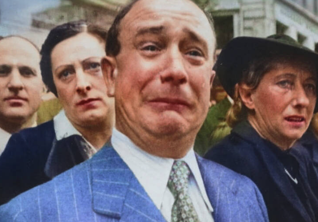 Một người đàn ông Pháp khóc khi Đức Quốc xã tiến vào Paris năm 1940.