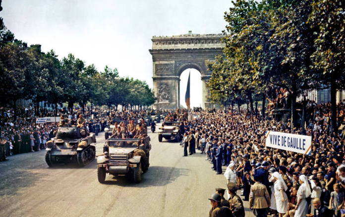 Đám đông tụ tập trên đại lộ Champs-Élysées của Paris khi xe tăng Pháp lăn bánh trong lễ kỷ niệm giải phóng Paris vào ngày 26 tháng 8 năm 1944.
