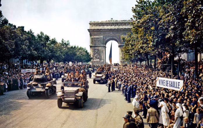 Đám đông tụ tập trên đại lộ Champs-Élysées của Paris khi xe tăng Pháp lăn bánh trong lễ kỷ niệm giải phóng Paris vào ngày 26 tháng 8 năm 1944.