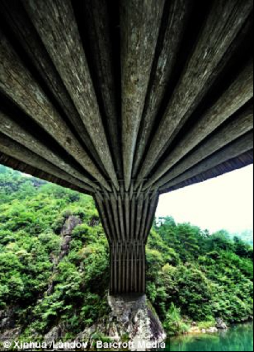 Cầu Yangmeizhou (phải) và cầu Luanfeng (trái) vẫn đứng vững sau gần 1.000 năm.