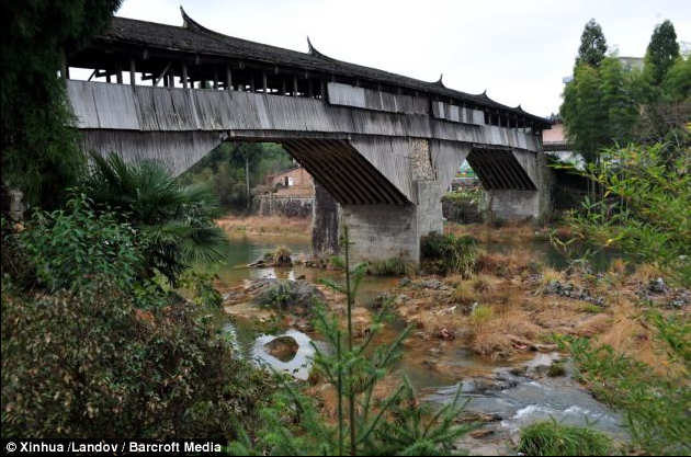 Cây cầu Qiancheng ở làng Đường Khẩu, Phúc Châu, cũng thuộc tỉnh Phúc Kiến, được xây dựng từ thời Nam Tống kéo dài từ năm 1127 đến 1279.