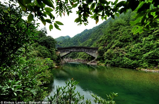 Những cây cầu gỗ nghìn năm tuổi ở Trung Quốc đã được xếp hạng di tích văn hóa.