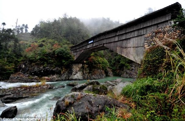 Luanfeng là cây cầu vòm gỗ ở làng Xiadang.