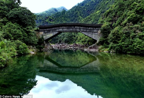 Cầu Yangmeizhou dài 47,6 mét, rộng 4,9 mét.