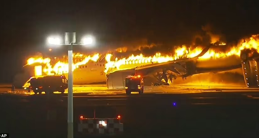 Một đoạn clip khác cho thấy hành khách nhanh chóng di chuyển dọc theo đường băng để thoát khỏi ngọn lửa.