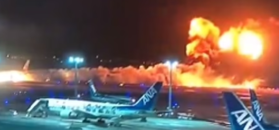 Chiếc phi cơ bốc cháy như "quả cầu lửa".