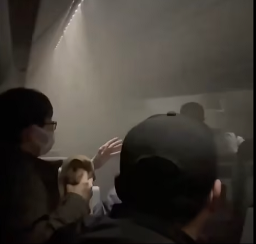 Bức ảnh cho thấy khói bên trong máy bay khi vụ tai nạn xảy ra.