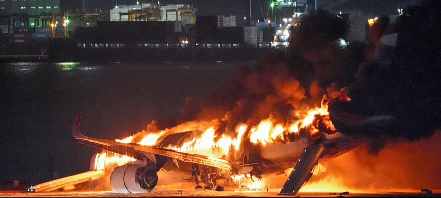 Những bức ảnh và video được đăng tải cho thấy, chiếc máy bay của Japan Airlines chìm trong ngọn lửa dữ dội.