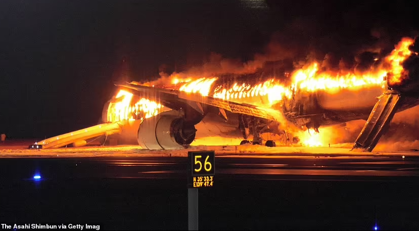 Người phát ngôn của JAL cho biết, tất cả 379 hành khách và phi hành đoàn trên chuyến bay của Japan Airlines đã được sơ tán an toàn khỏi chiếc máy bay gặp nạn.